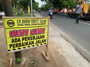 Pengendara Keluhkan Buka Tutup Perbaikan Jalan Raya Gapura, Polisi Bisa Apa?
