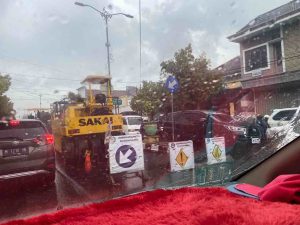 Satlantas Polres Sumenep Tutup Mata, Abaikan Pengerjaan Jalan Protokol